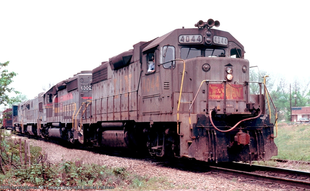 LN GP38AC #4044 (with a SD40-2 and U23B) leading a northbound manifest,